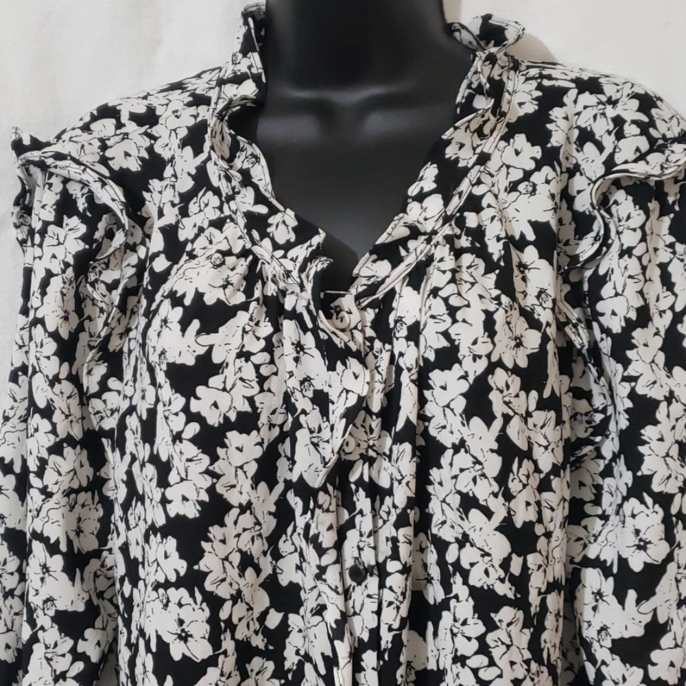Beautiful ruffle detailed blouse